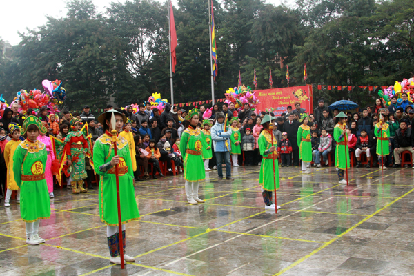 Menikmati pertandingan catur manusia pada awal musim semi di daerah silat Binh Dinh